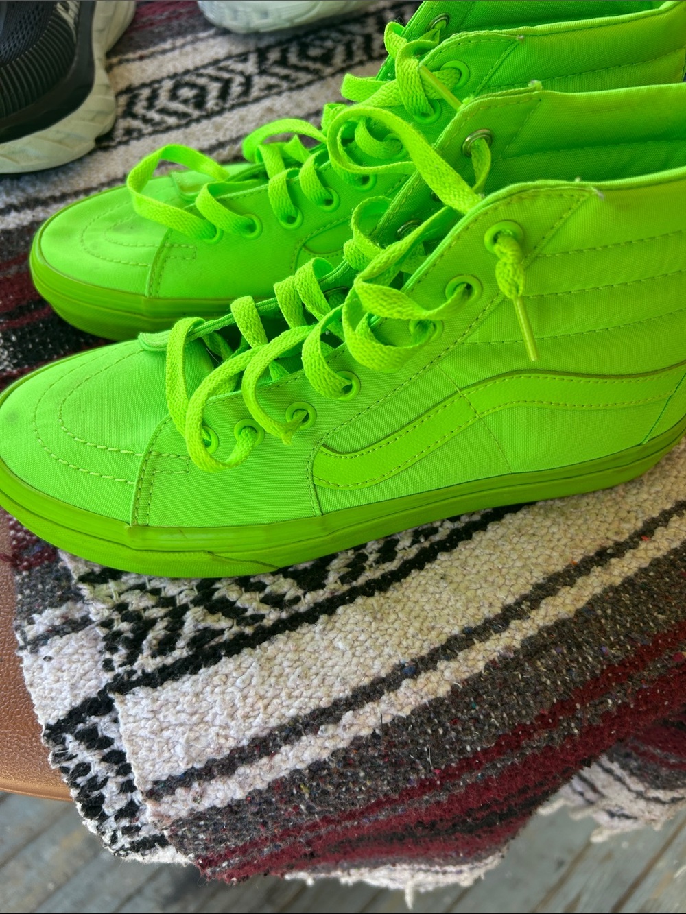 Men’s sz7wms sz9 neon vans